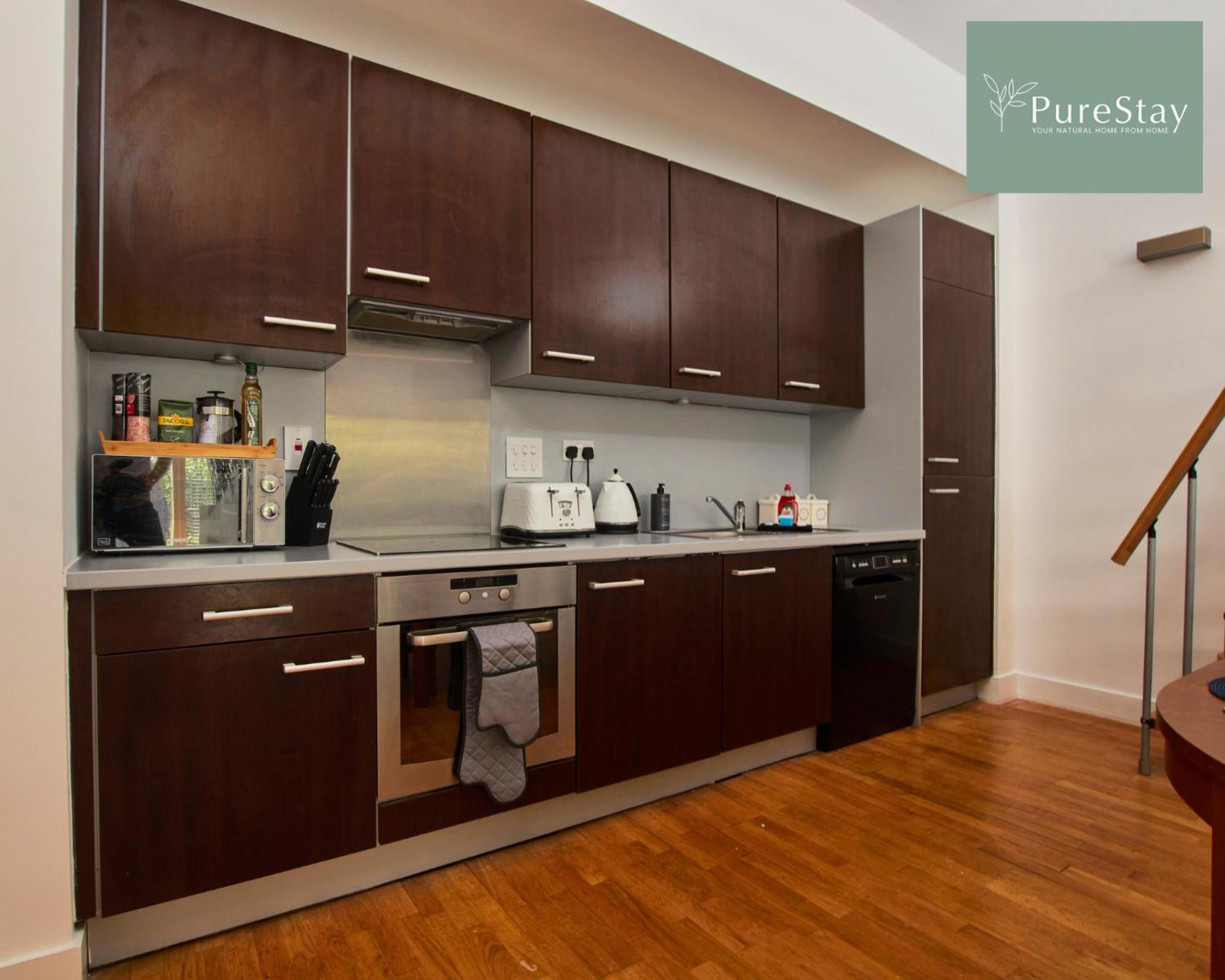 Beautiful Four Bed House By Purestay Short Lets & Serviced Accommodation Coventry With Parking Exterior photo